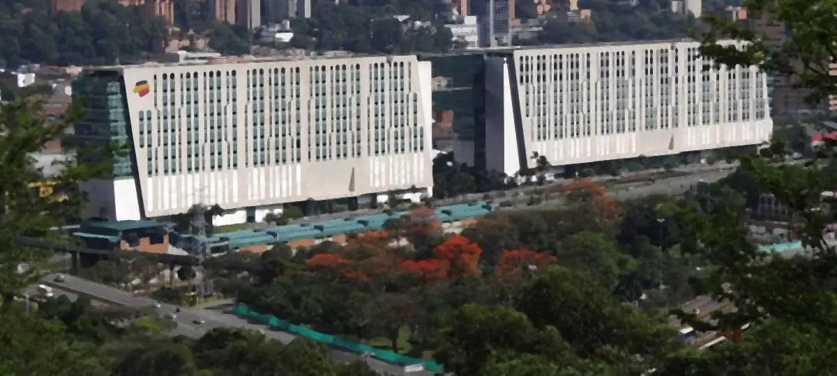 La sede de Bancolombia en Medellín, dos grandes edificios blancos rodeados de árboles