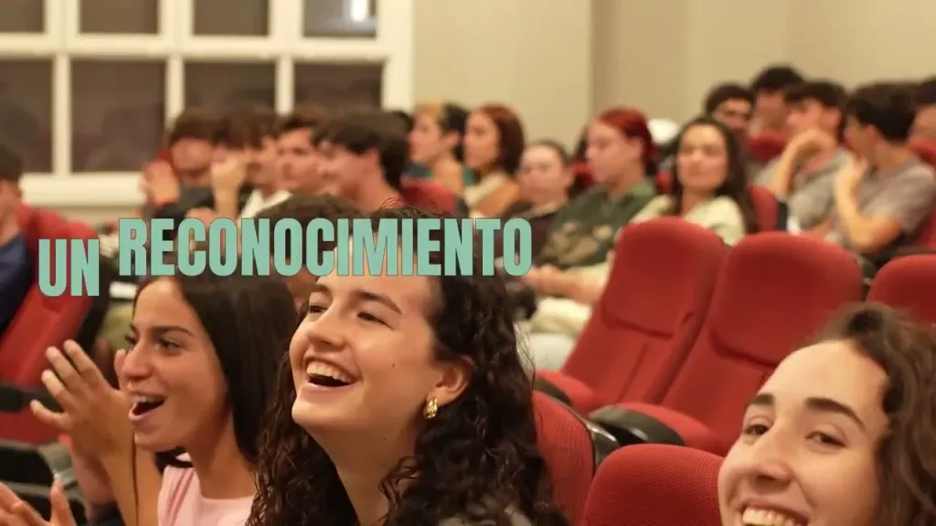 Estudiantes presentando su solución en una de las sedes del hackathon de Andalucía Emprende