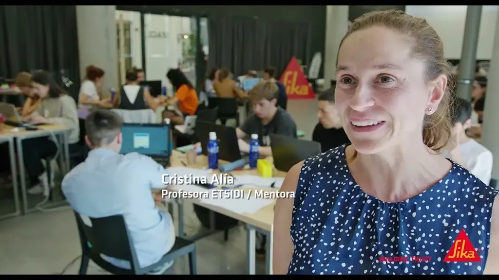 Estudiantes de ingeniería trabajando en el hackathon de Sika en Madrid